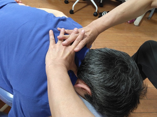 肩甲挙筋を両脇から押圧