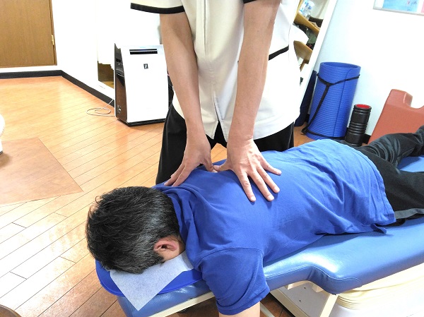 肩甲骨の間を指で押圧