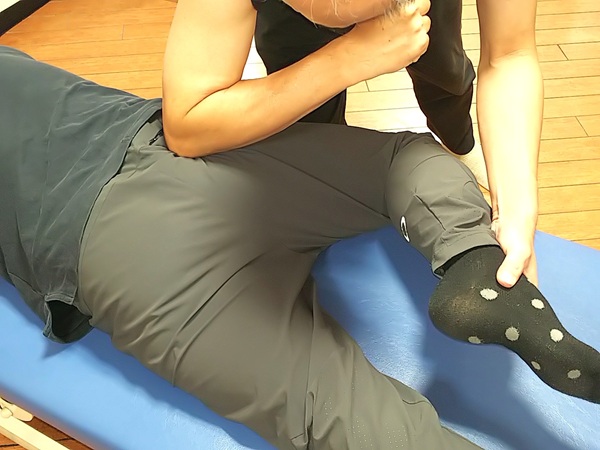 股関節・臀部を押圧1