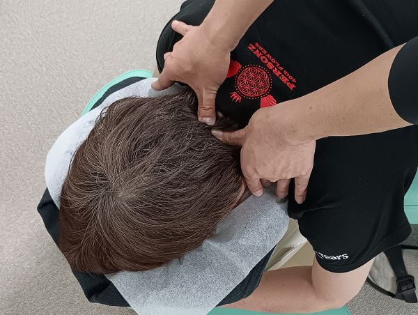 頸部後頭骨下縁の押圧2